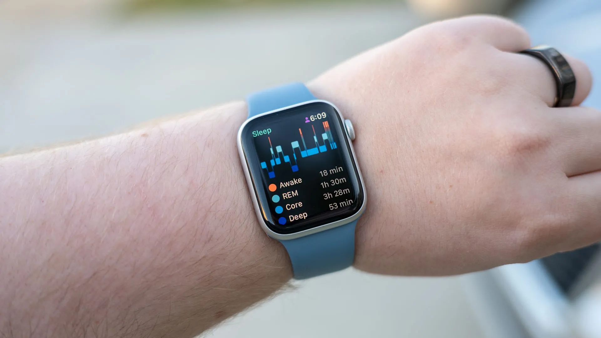 Apple Watch SE 2022 hiển thị dữ liệu giấc ngủ, minh họa thiết kế hình chữ nhật đặc trưng.