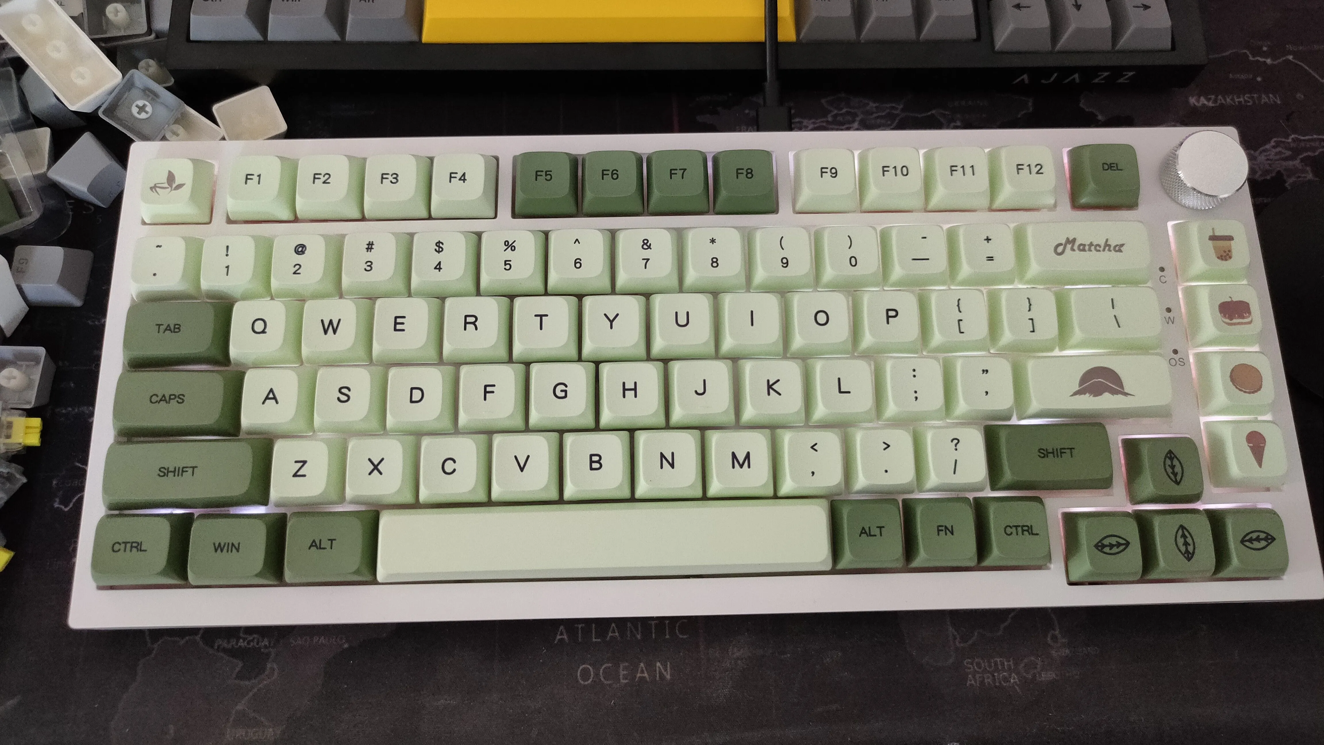 Bàn phím cơ Ajazz AK820 với bộ keycap màu xanh lá tùy chỉnh