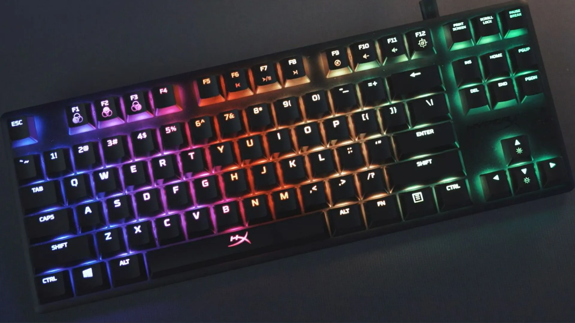 Bàn phím HyperX Alloy Origins Core TKL trên bàn làm việc