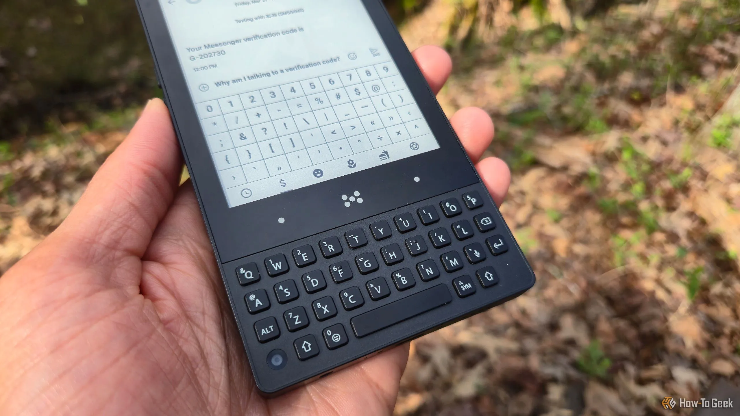 Bàn phím QWERTY của Minimal Phone hiển thị các ký tự và chức năng phụ.