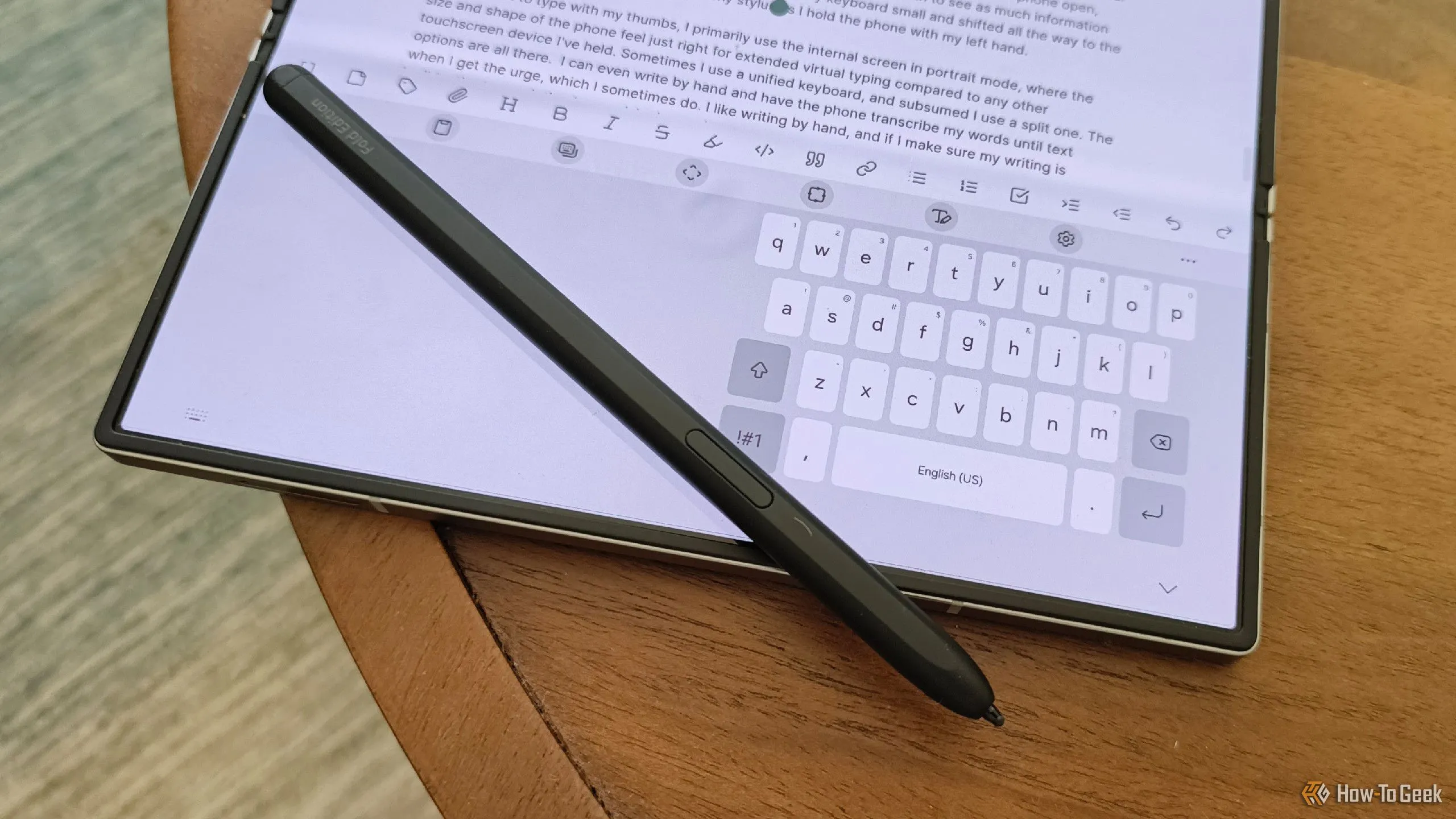 Bàn phím Samsung Keyboard được tùy chỉnh kích thước và dịch chuyển sang một bên trên Galaxy Z Fold 6, tối ưu trải nghiệm gõ.
