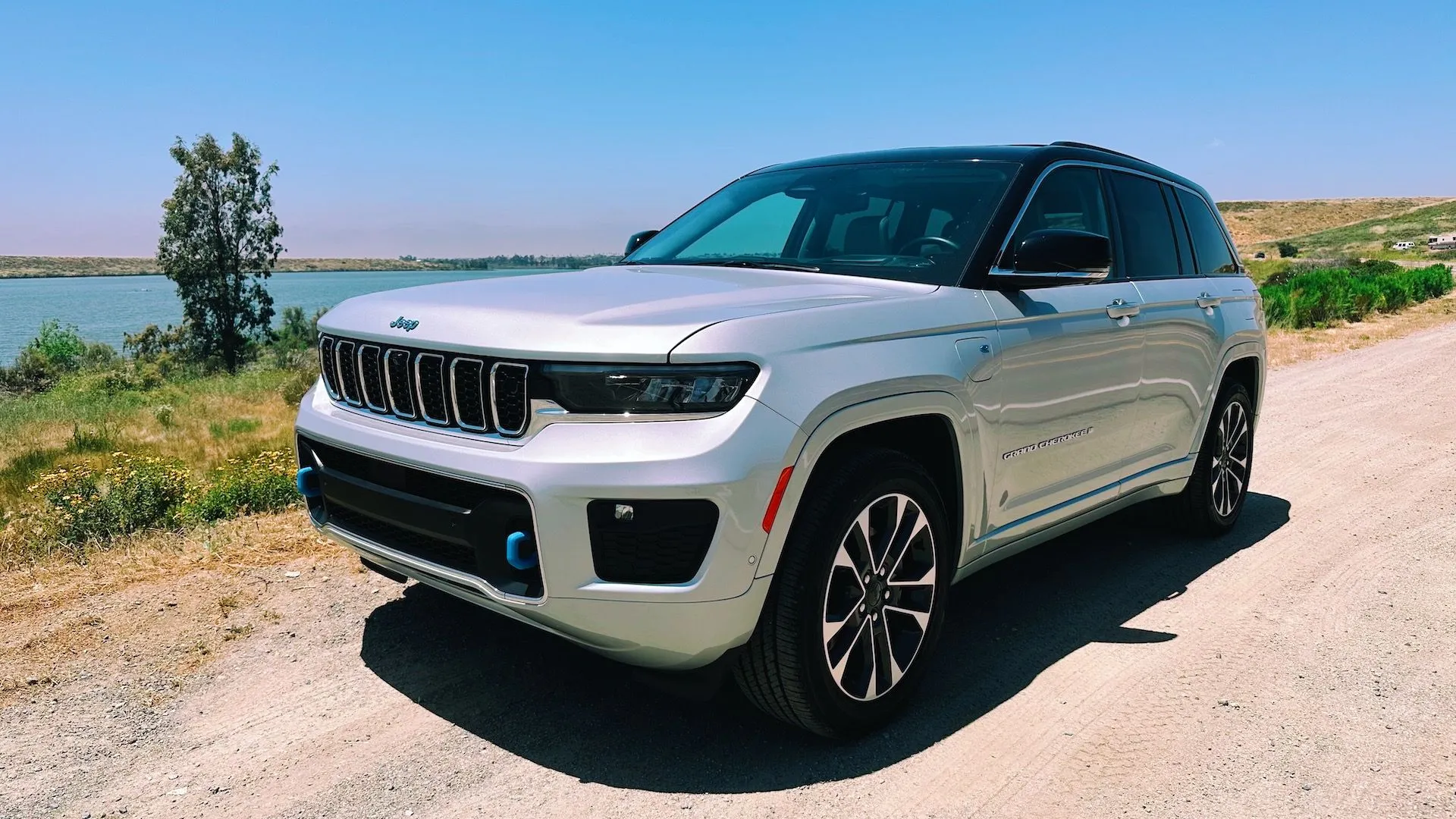 Bảng điều khiển xe Jeep hiển thị quảng cáo bảo hành