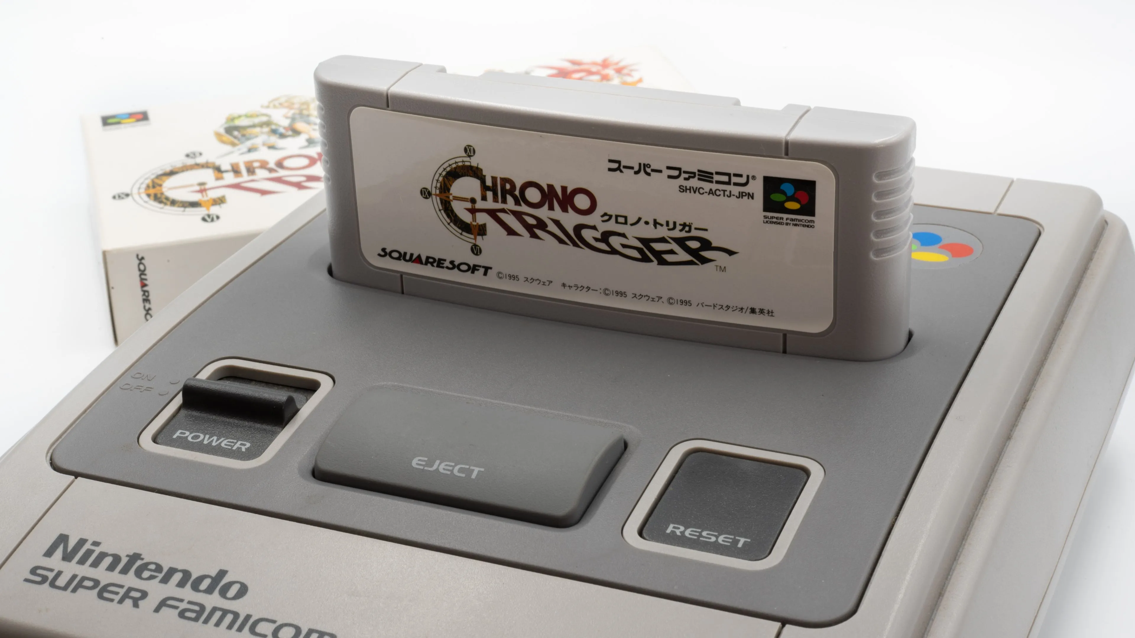 Băng game Chrono Trigger trong máy Super Famicom - biểu tượng của game console cổ điển