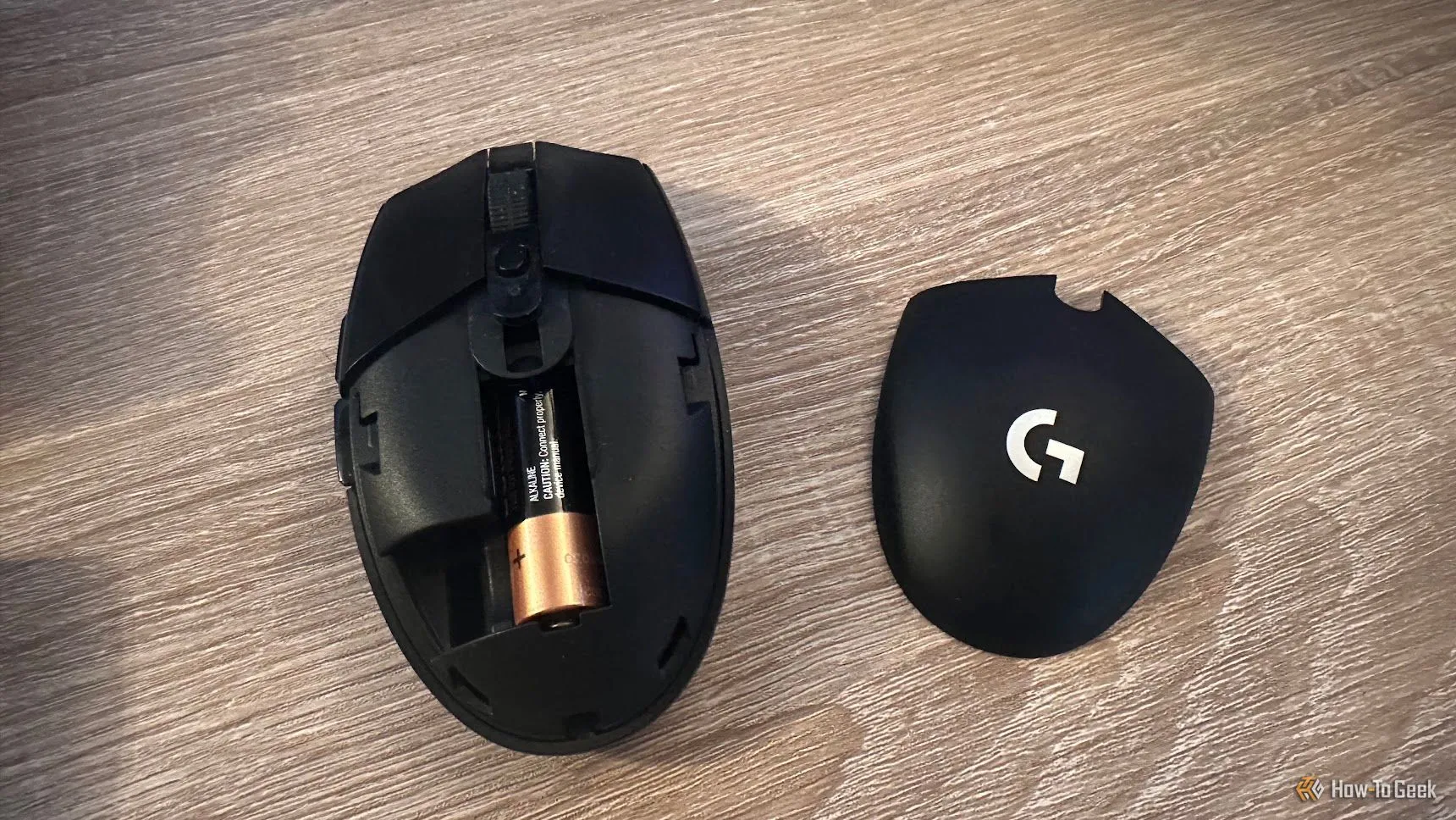 Bên trong chuột Logitech G305 Lightspeed với khoang chứa pin AA và nắp lưng tháo rời