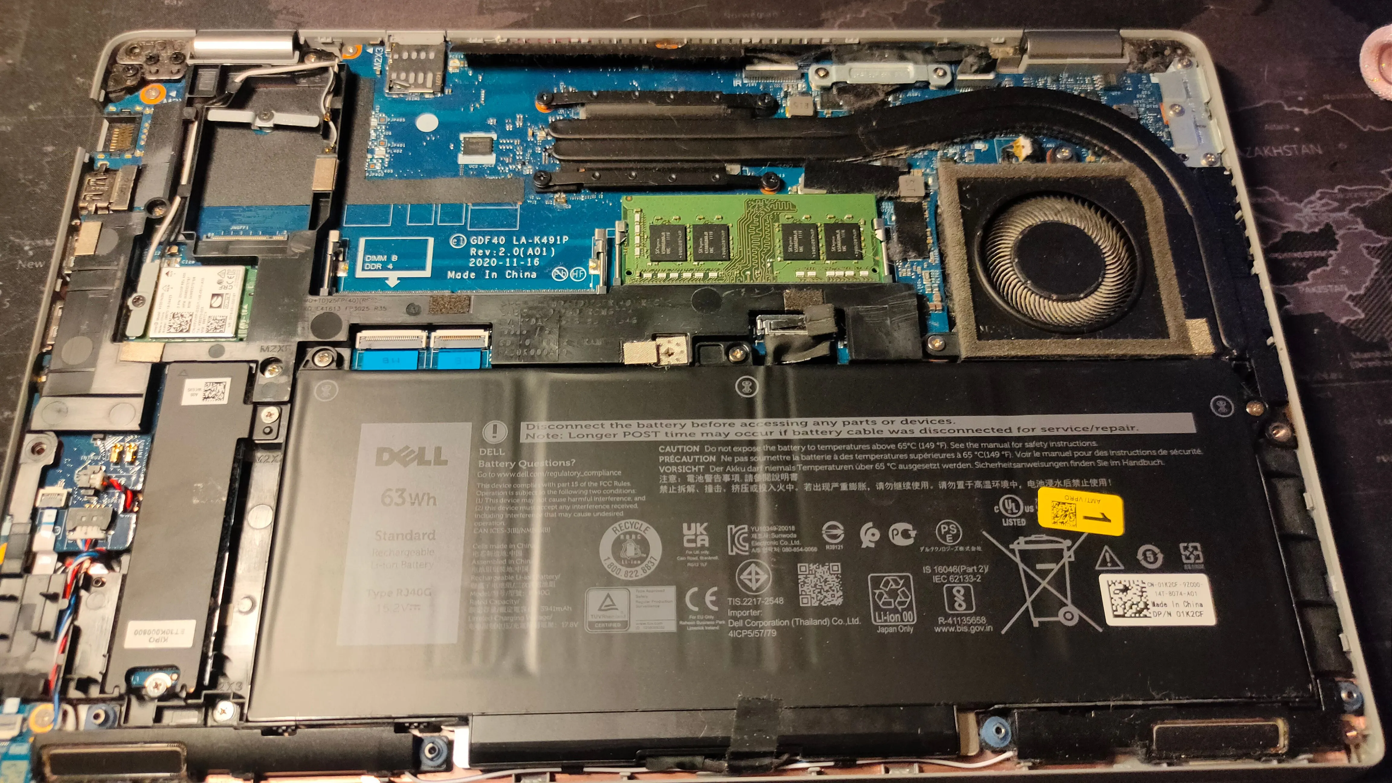 Bên trong laptop Dell Latitude 5420 hiển thị các linh kiện và keo tản nhiệt cần vệ sinh