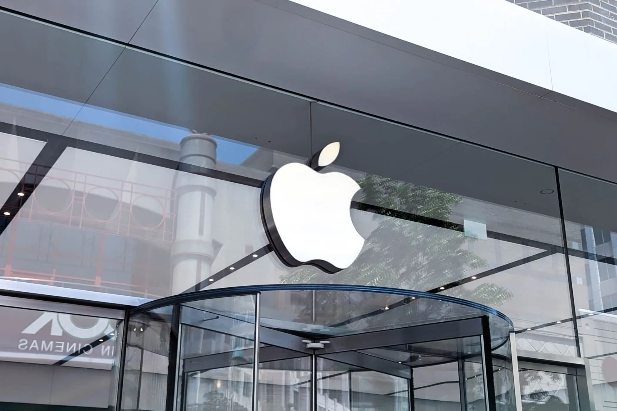Biểu tượng Apple và cửa hàng Apple Store, minh họa chính sách đổi trả.