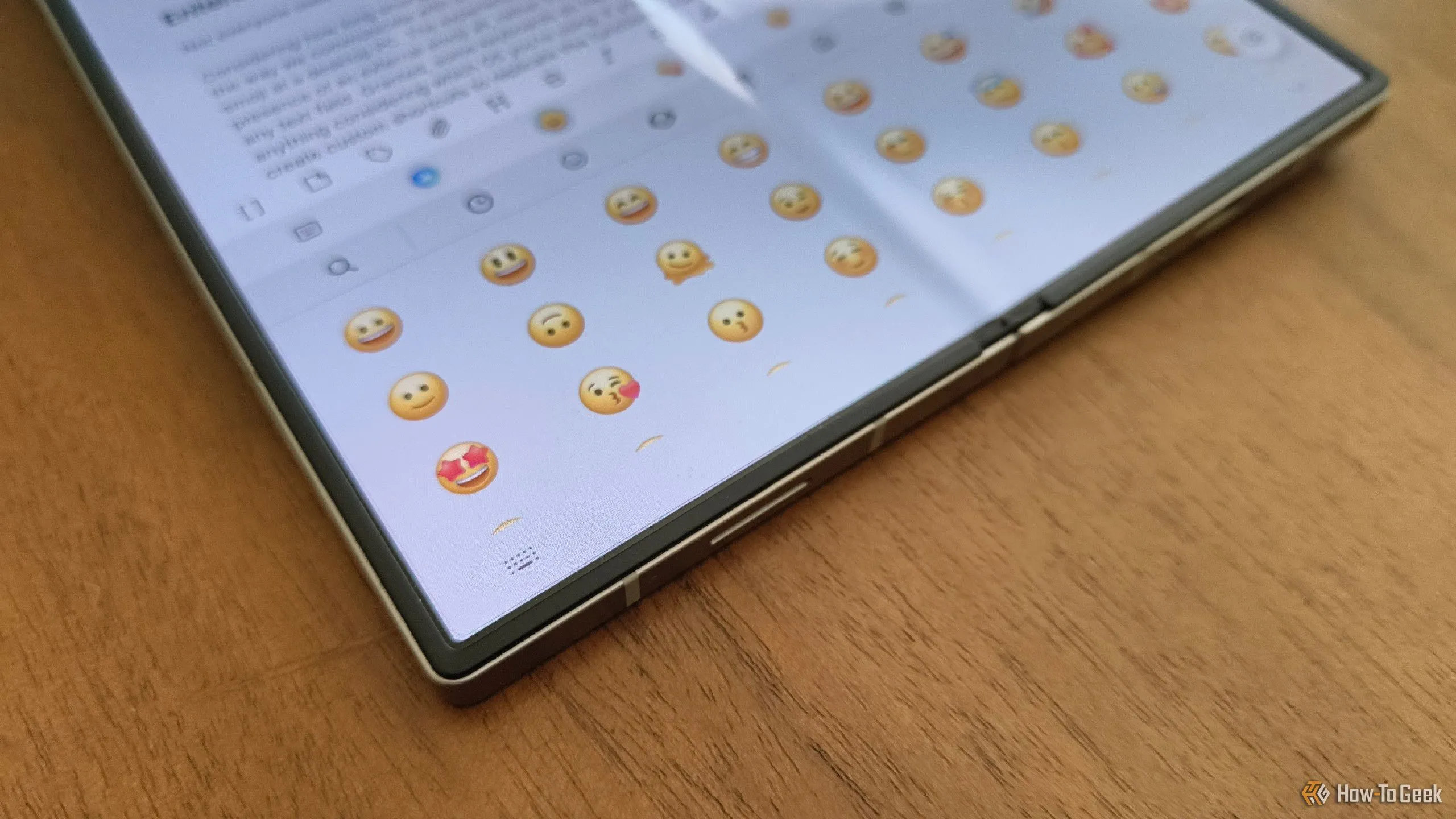 Biểu tượng Emoji dễ dàng truy cập từ Bàn phím Samsung Keyboard trên thiết bị Galaxy Z Fold.