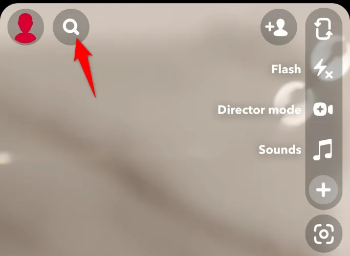 Biểu tượng kính lúp (tìm kiếm) ở góc trên ứng dụng Snapchat.