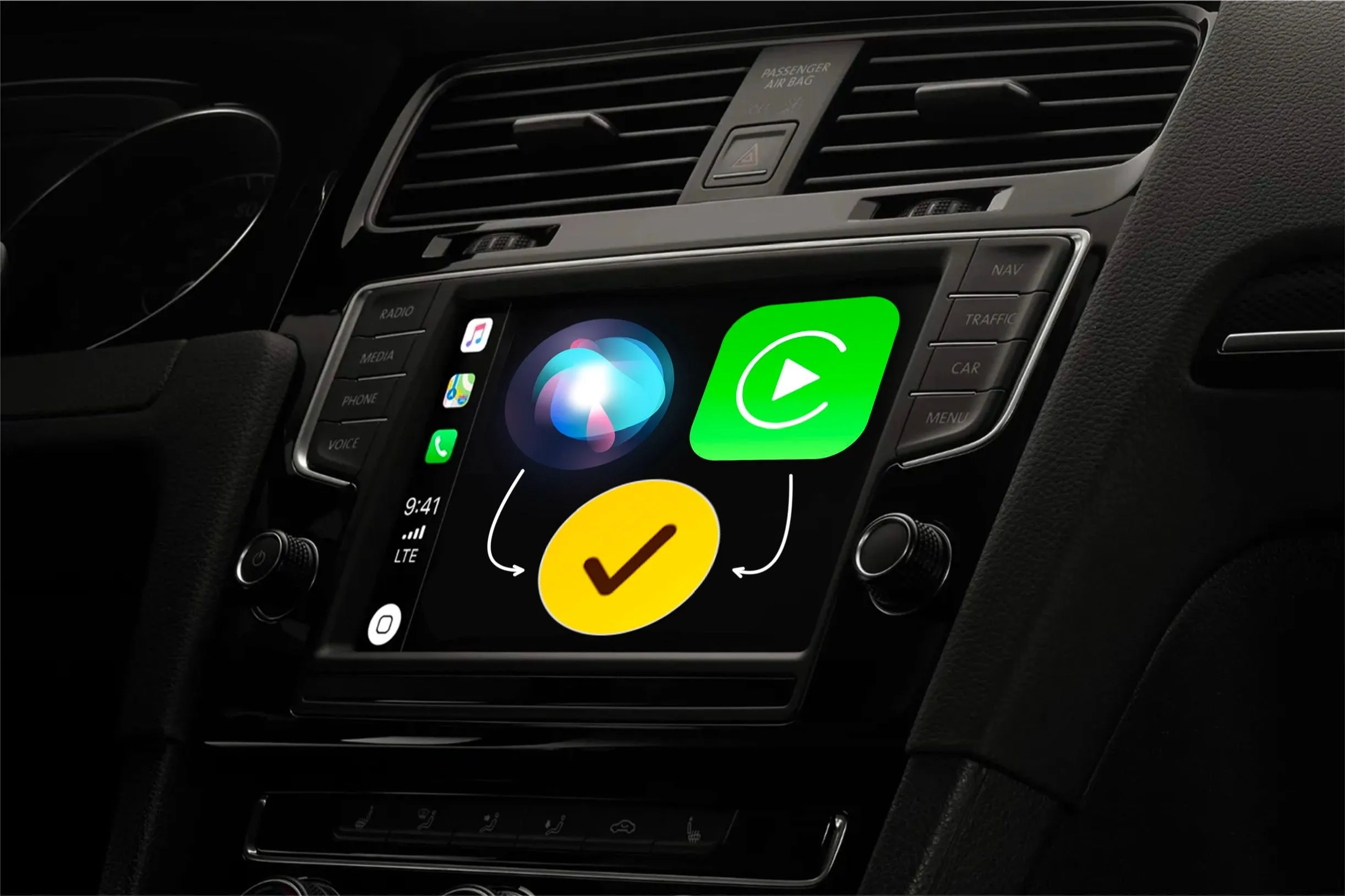 Biểu tượng Siri, Check In và CarPlay hiển thị trên màn hình giải trí trong xe ô tô.