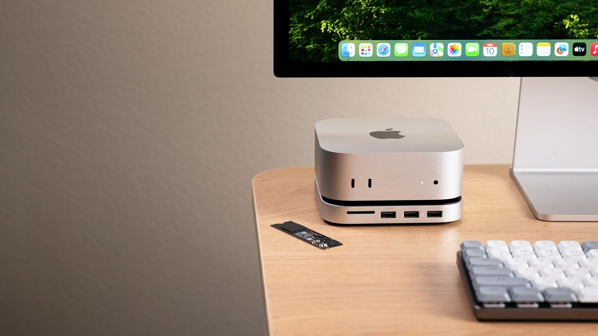 Bộ chia cổng Satechi cho Mac Mini M4, tăng cường khả năng kết nối và lưu trữ cho máy tính Apple.
