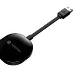 Bộ chuyển đổi Android Auto không dây Motorola MA1 kết nối với cổng USB trên ô tô