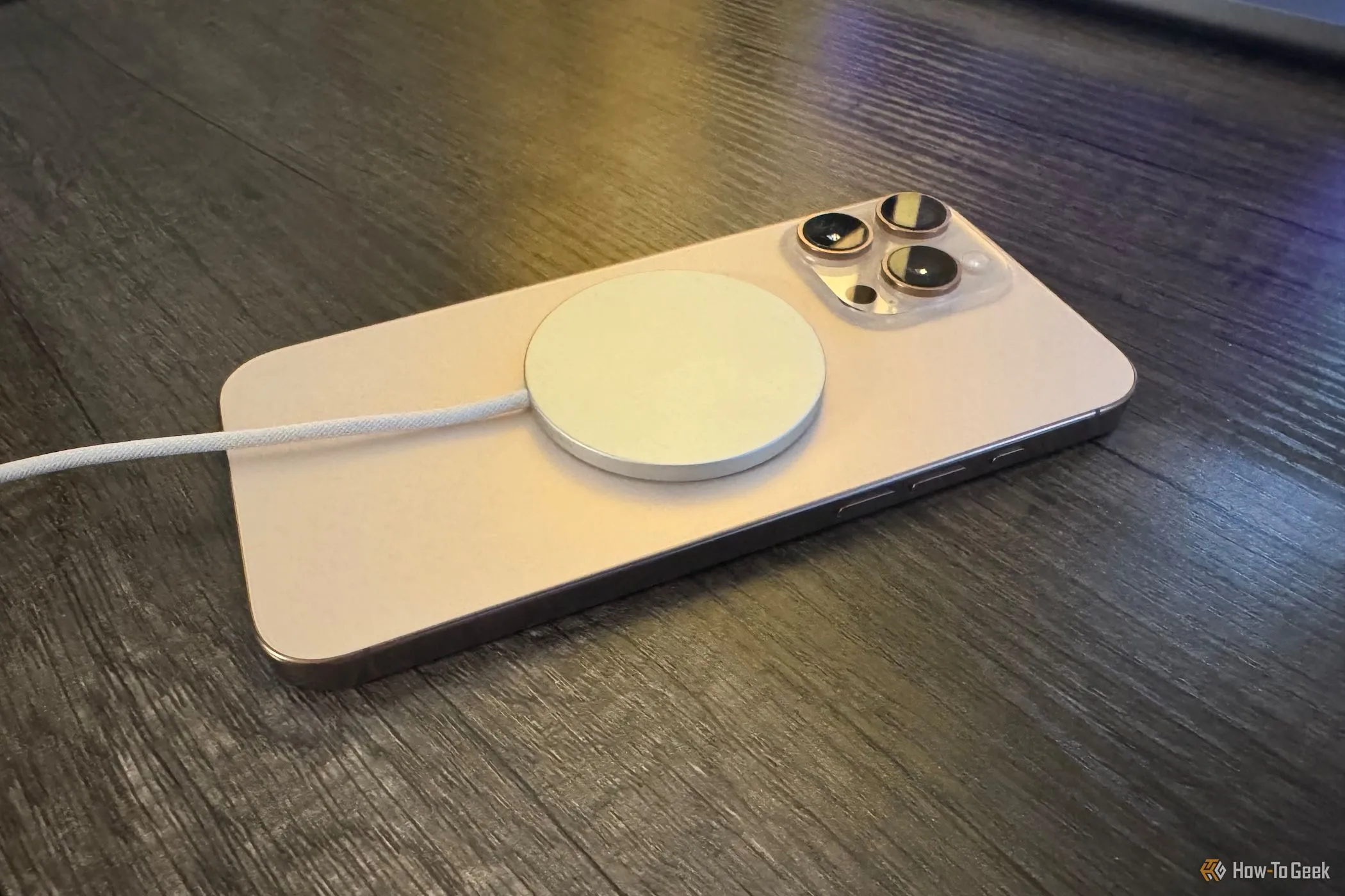 Bộ sạc MagSafe đang gắn vào iPhone, minh họa công nghệ sạc không dây tiện lợi và nhanh chóng.
