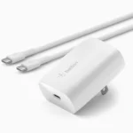 Bộ sạc tường Belkin 30W USB-C màu trắng với cổng sạc nhanh, đặt trên nền đơn sắc.