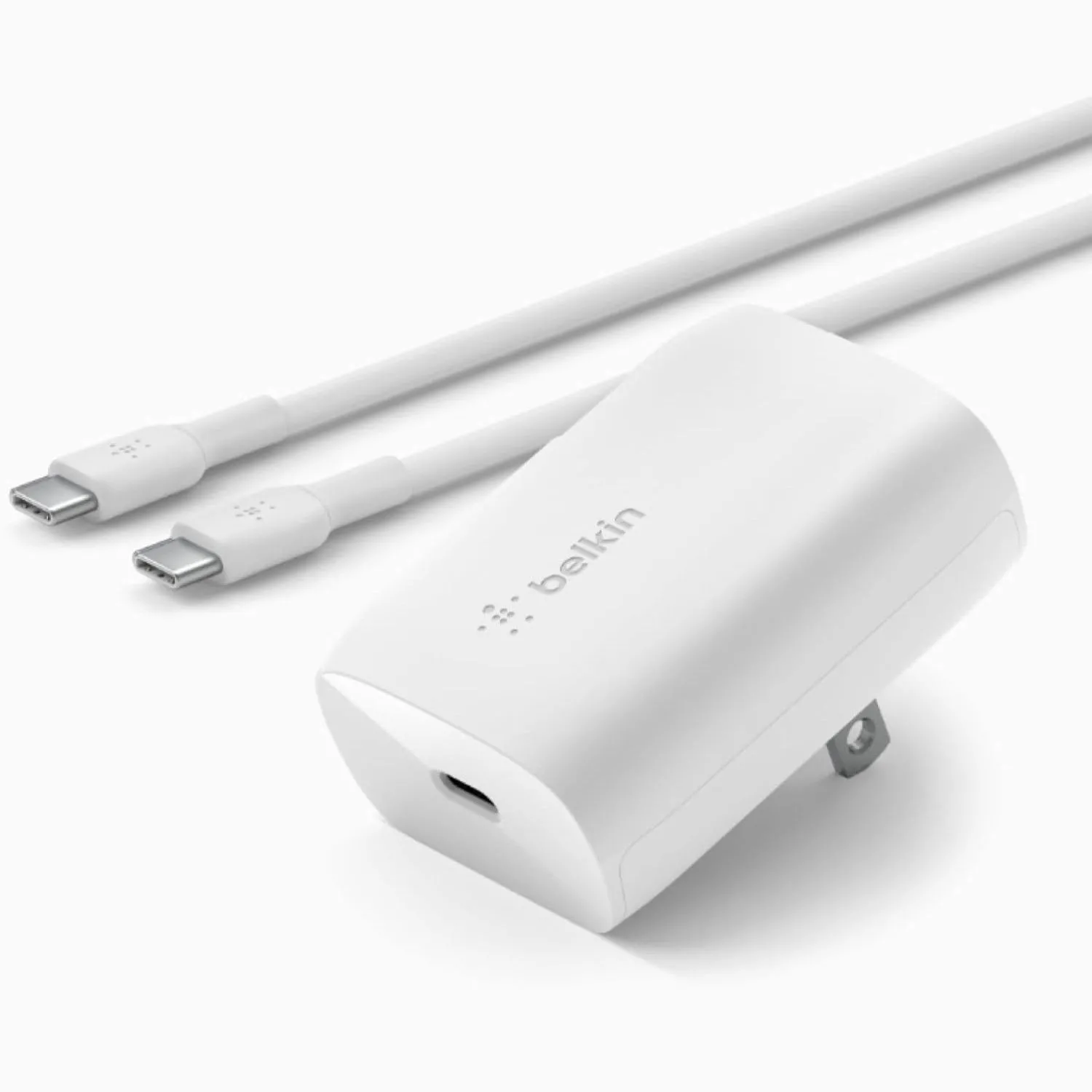 Bộ sạc tường Belkin 30W USB-C màu trắng với cổng sạc nhanh, đặt trên nền đơn sắc.