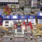 Bộ sưu tập băng game NES và Sega, biểu tượng của kỷ niệm chơi game retro.