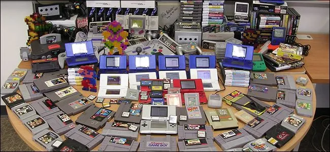Bộ sưu tập băng game NES và Sega, biểu tượng của kỷ niệm chơi game retro.
