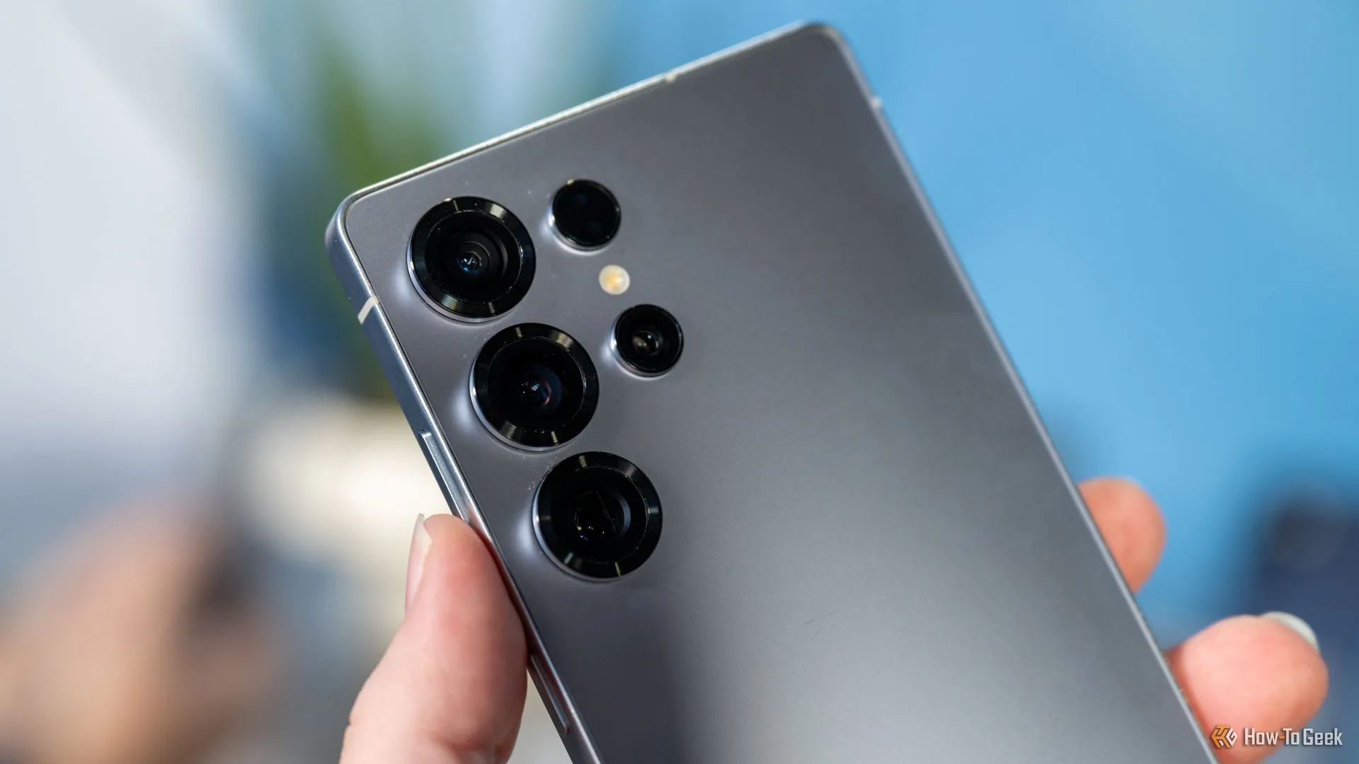 Các camera và cảm biến ở mặt sau của Samsung Galaxy S25 Ultra