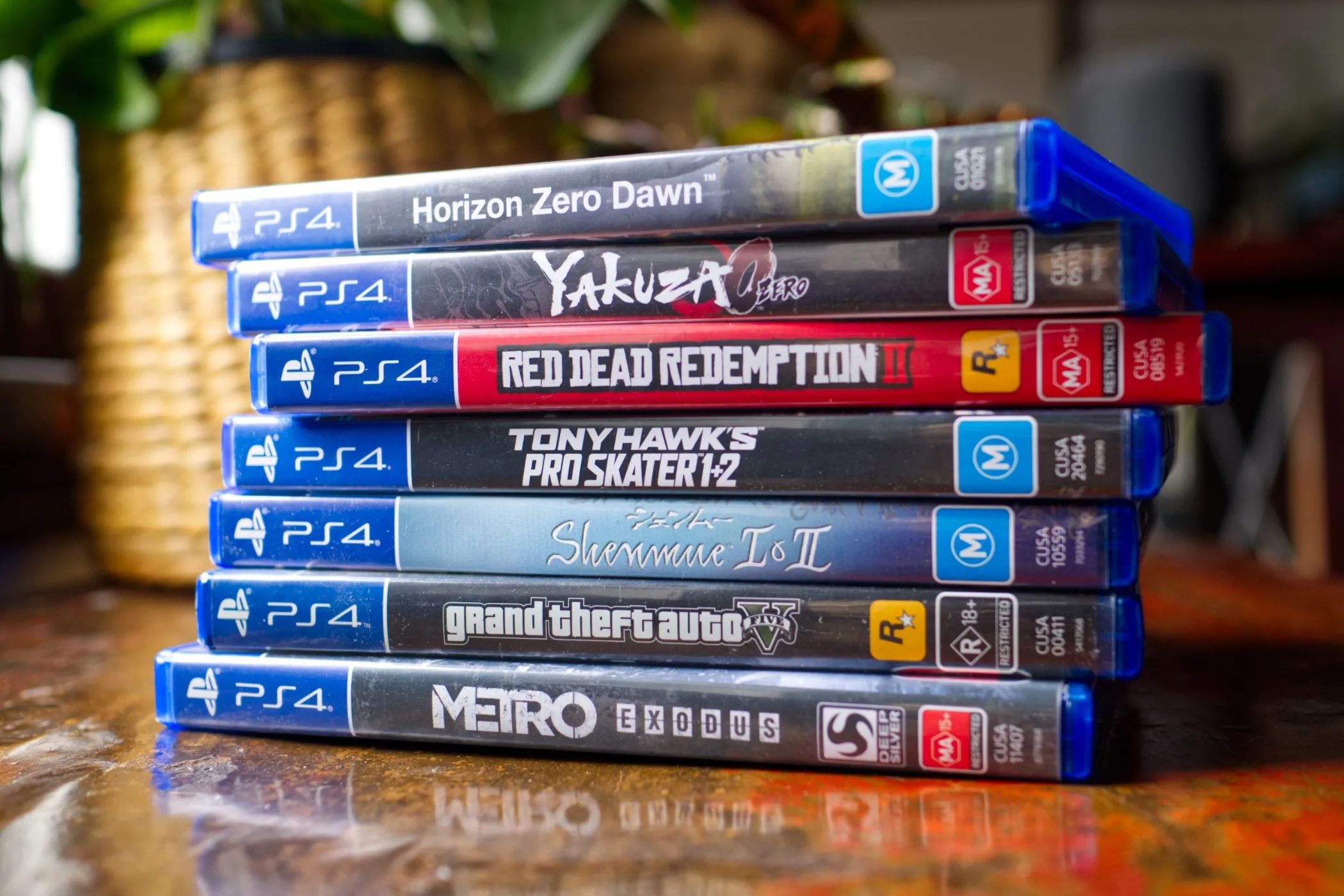 Các đĩa game PlayStation 4 được xếp chồng lên nhau, biểu tượng của hình thức chơi game vật lý giúp tiết kiệm dữ liệu.