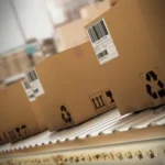 Các hộp vận chuyển hàng hóa được đóng gói, minh họa rủi ro khi giao dịch ship hàng từ xa trên Facebook Marketplace.