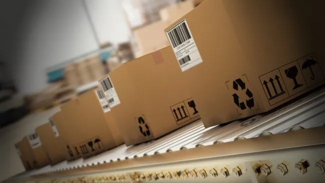 Các hộp vận chuyển hàng hóa được đóng gói, minh họa rủi ro khi giao dịch ship hàng từ xa trên Facebook Marketplace.