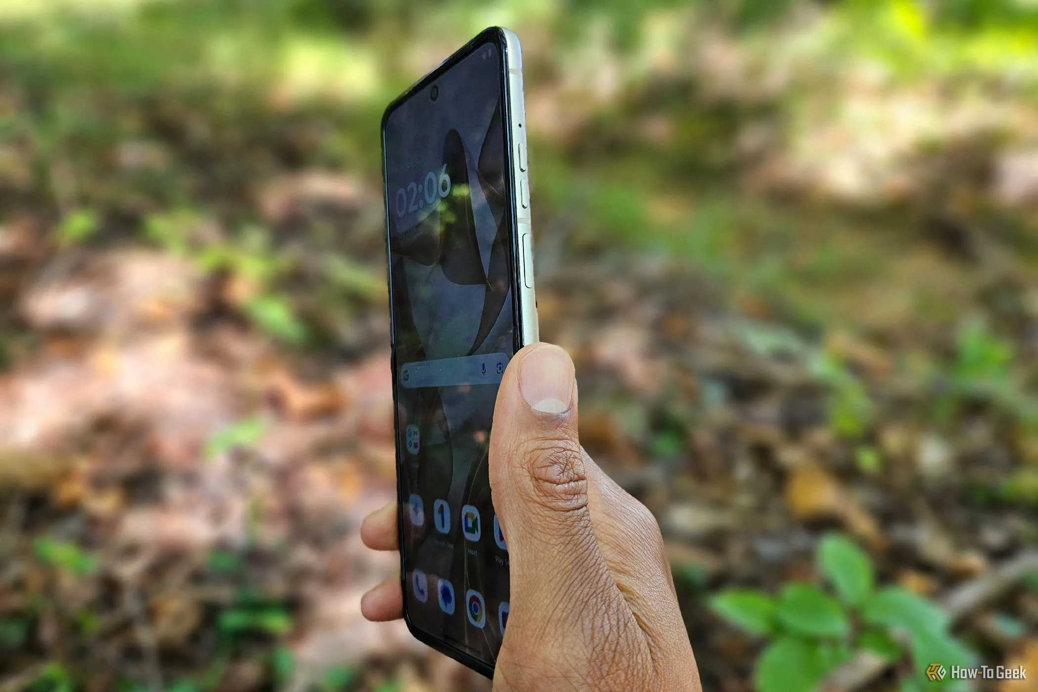 Các nút âm lượng và nguồn được đặt cao trên thân máy Motorola Razr 2024, gần bản lề