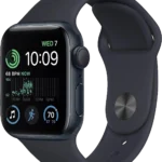 Cận cảnh Apple Watch SE (Thế hệ 2) với thiết kế tinh tế và màn hình hiển thị watchOS