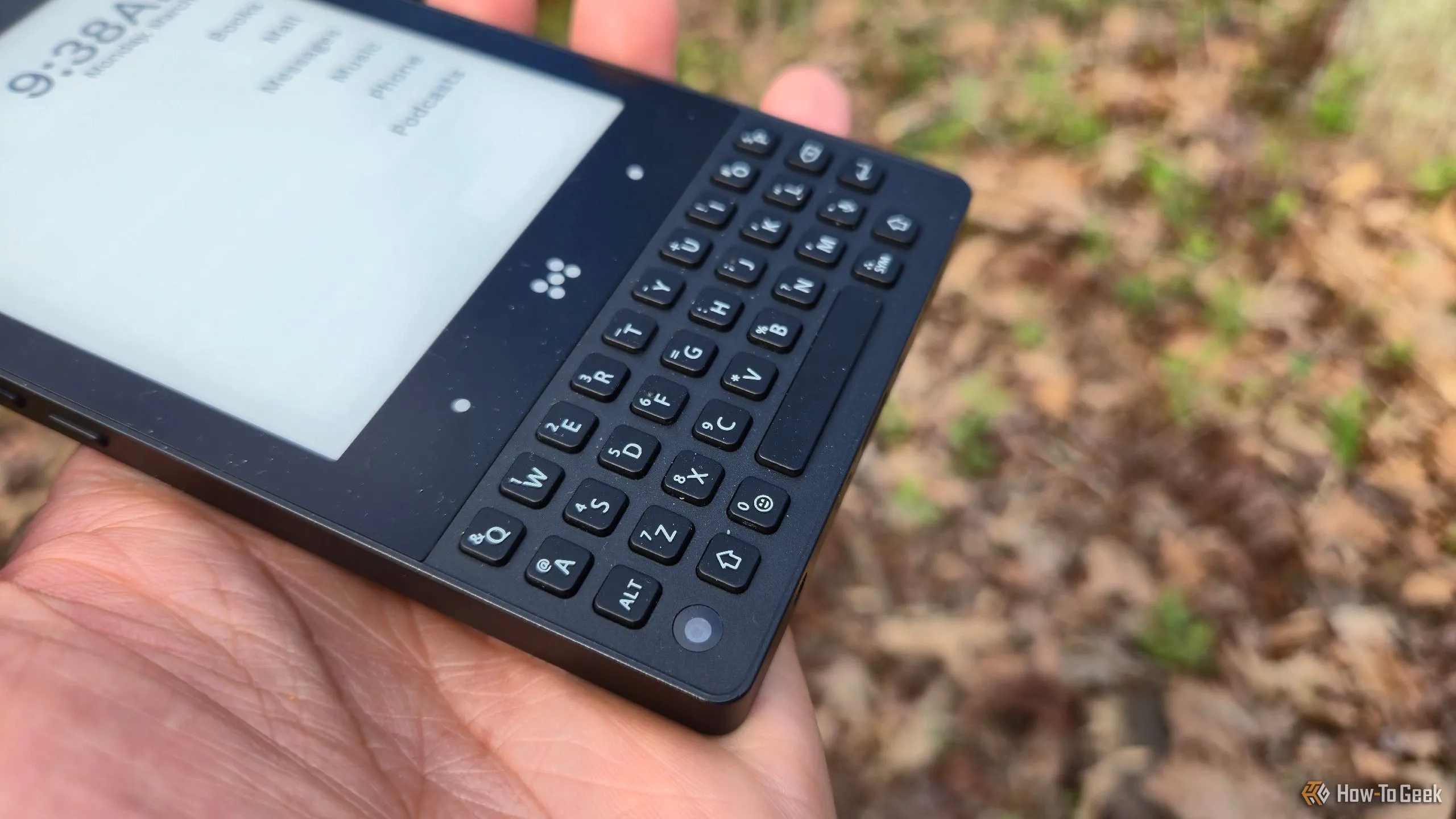 Cận cảnh bàn phím vật lý 35 phím trên điện thoại Minimal Phone.