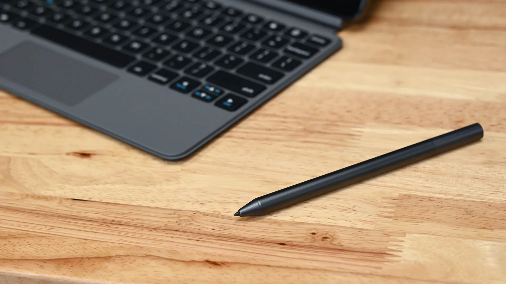 Cận cảnh bút stylus của Amazon Fire Max 11, minh họa khả năng ghi chú trên máy tính bảng