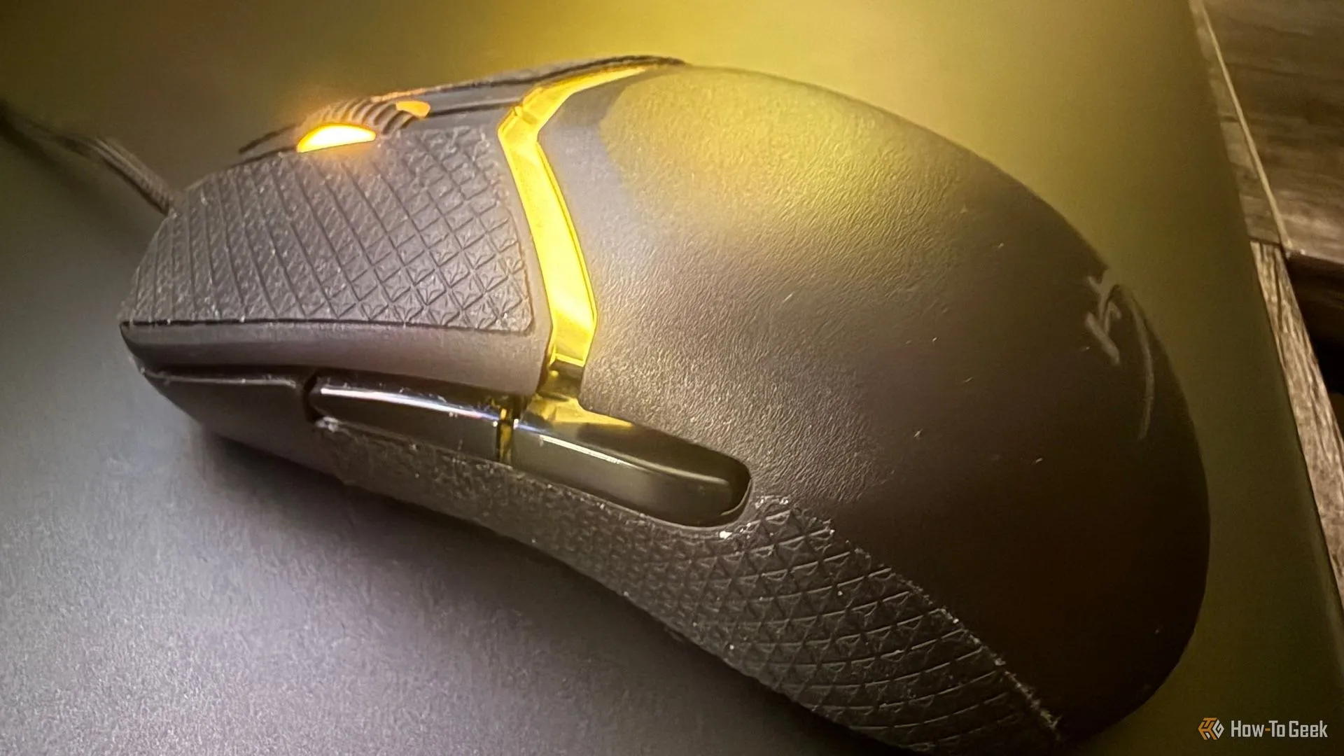 Cận cảnh các nút bấm, cuộn chuột và lớp grip tape tùy chọn trên chuột gaming HyperX Pulsefire Saga.