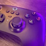 Cận cảnh cần điều khiển Hall Effect của tay cầm 8BitDo Ultimate 2.4G Wireless Controller.