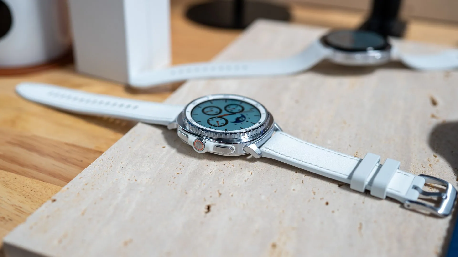 Cận cảnh cạnh bên của Samsung Galaxy Watch 8 Classic trên bàn.