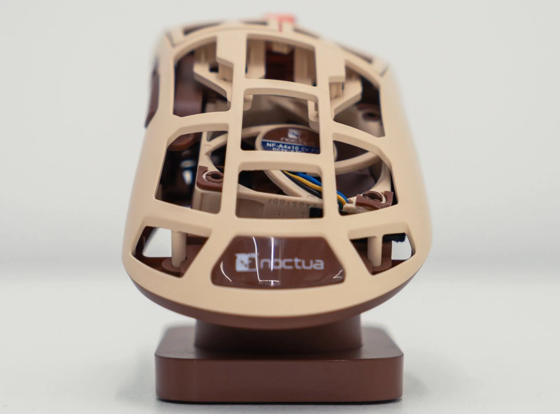 Cận cảnh chuột gaming siêu nhẹ Pulsar x Feinman Noctua Edition với lớp vỏ magnesium và quạt tản nhiệt bên trong.