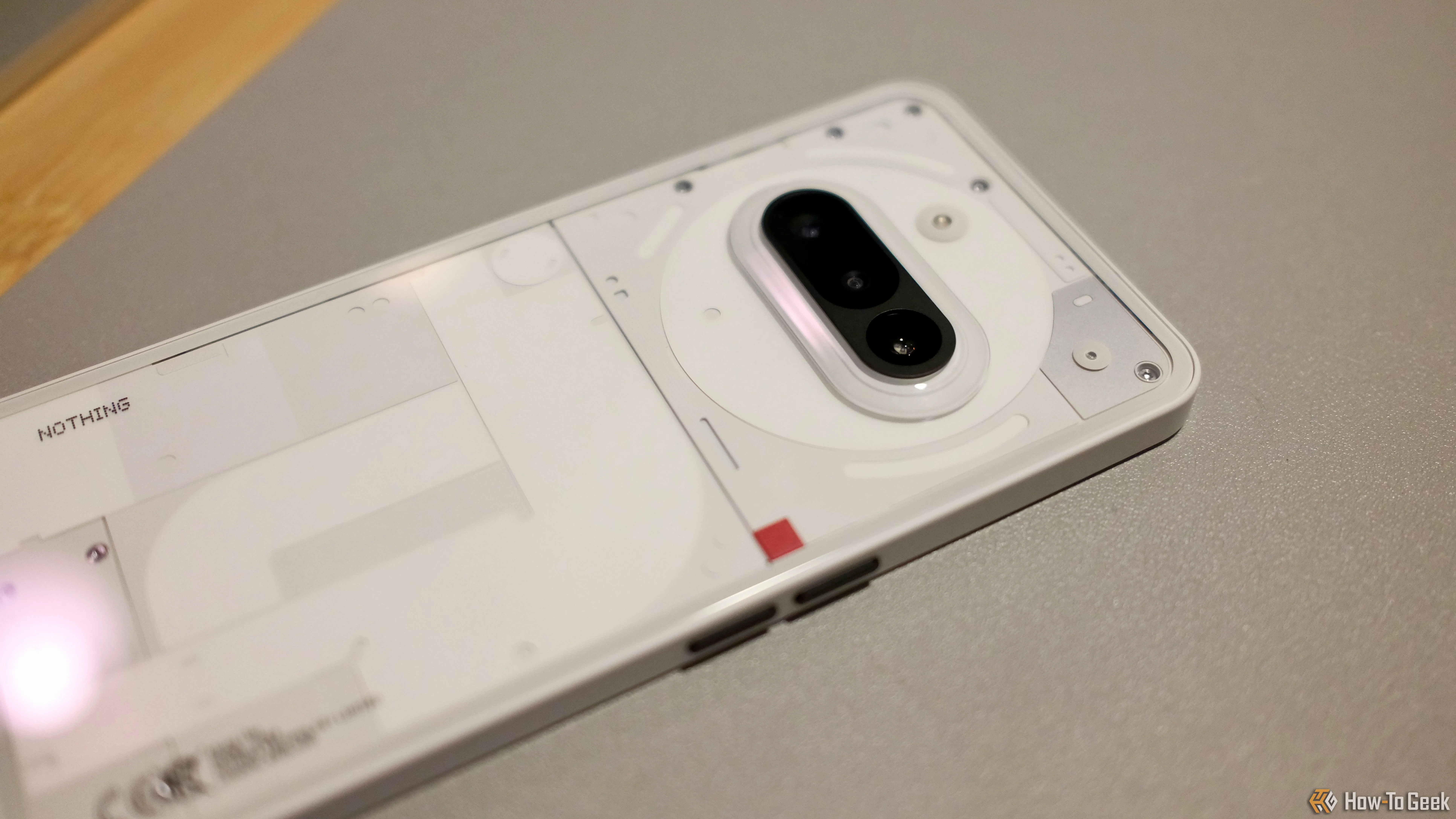 Cận cảnh mặt lưng trong suốt của Nothing Phone (3a) làm nổi bật thiết kế độc đáo