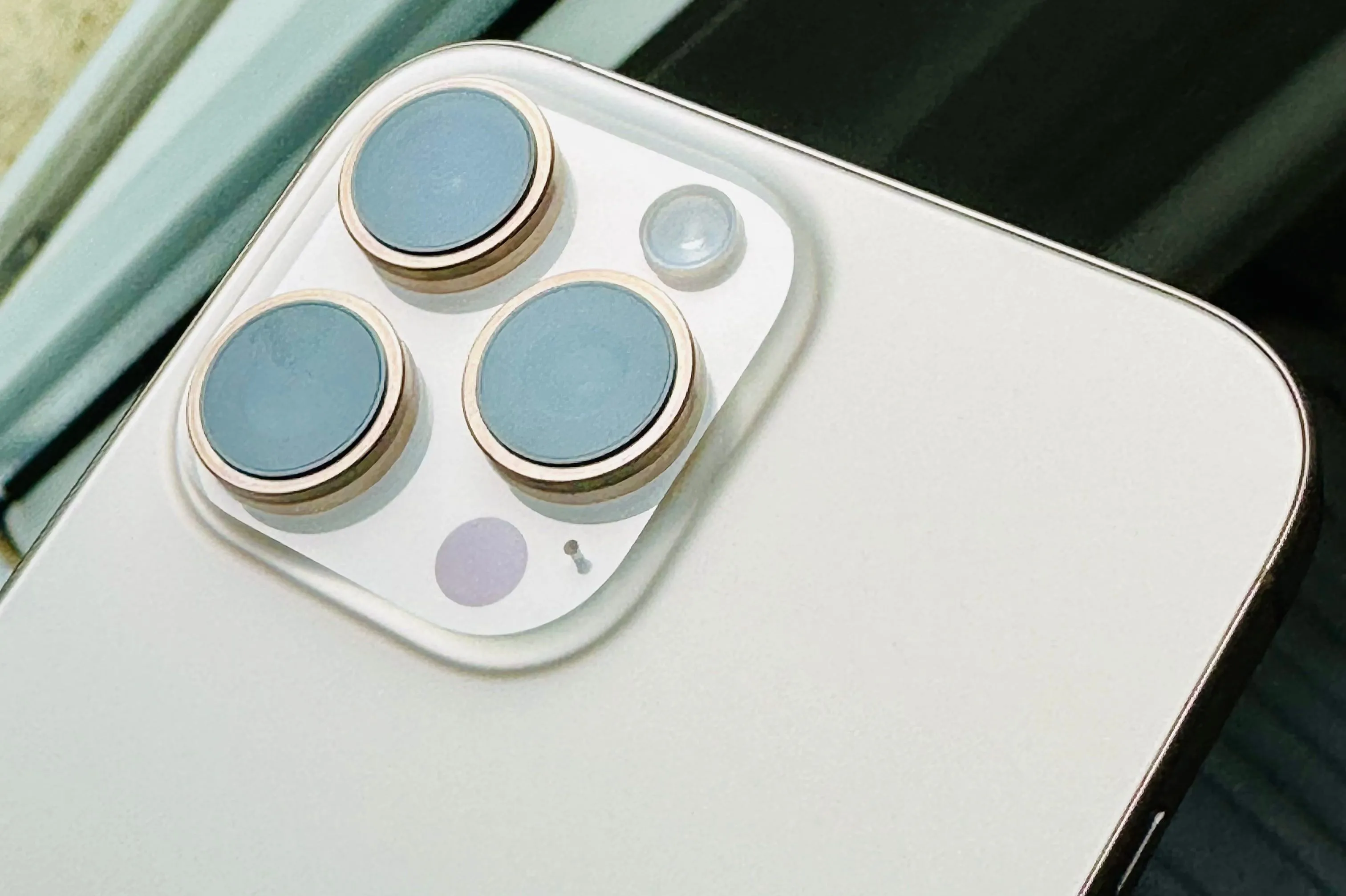Cận cảnh mặt sau của iPhone 16 Pro Max màu Desert Titanium, cho thấy cụm camera