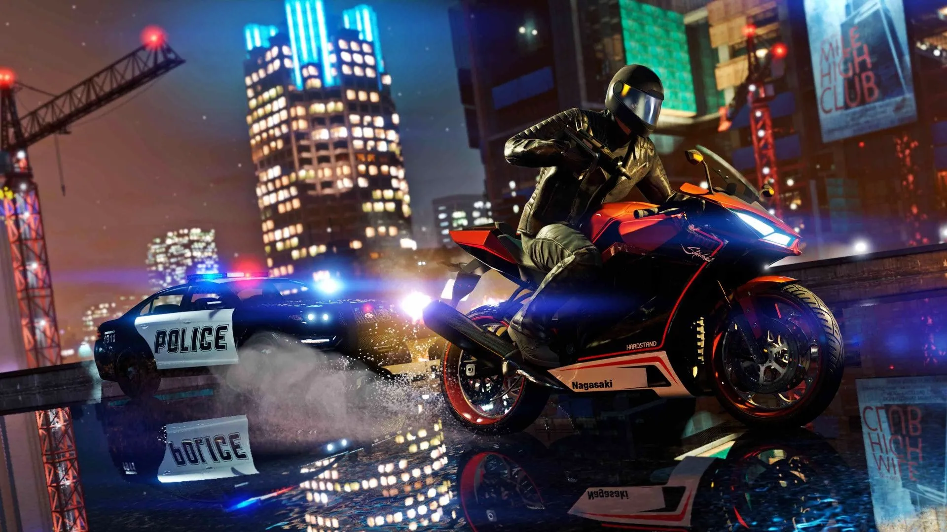 Cảnh một người chơi Grand Theft Auto V trên PC lái mô tô bị cảnh sát truy đuổi ban đêm, thể hiện tính năng mới từ bản console