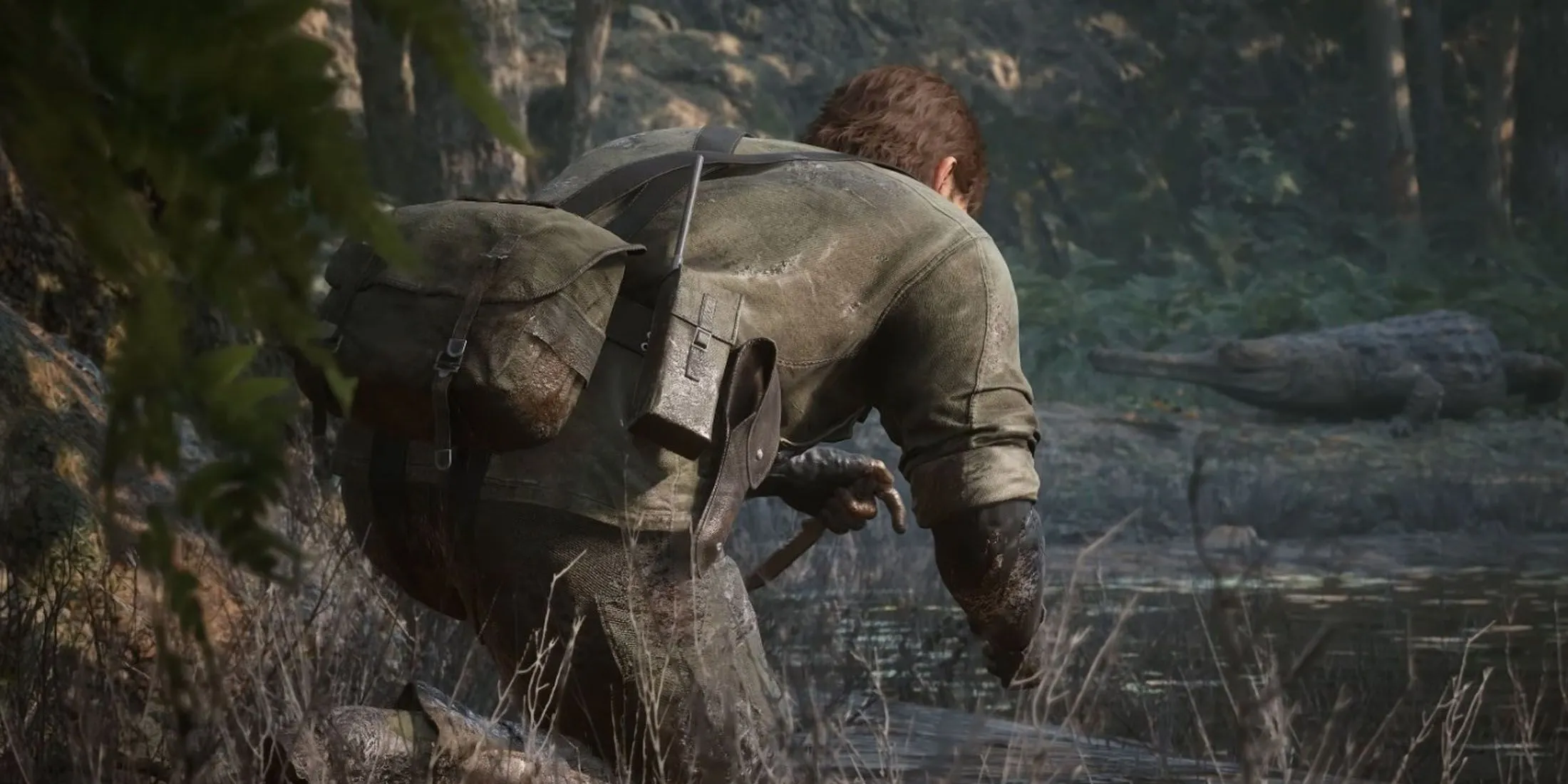 Cảnh nhân vật Naked Snake ẩn mình trong rừng rậm của Metal Gear Solid Delta: Snake Eater.