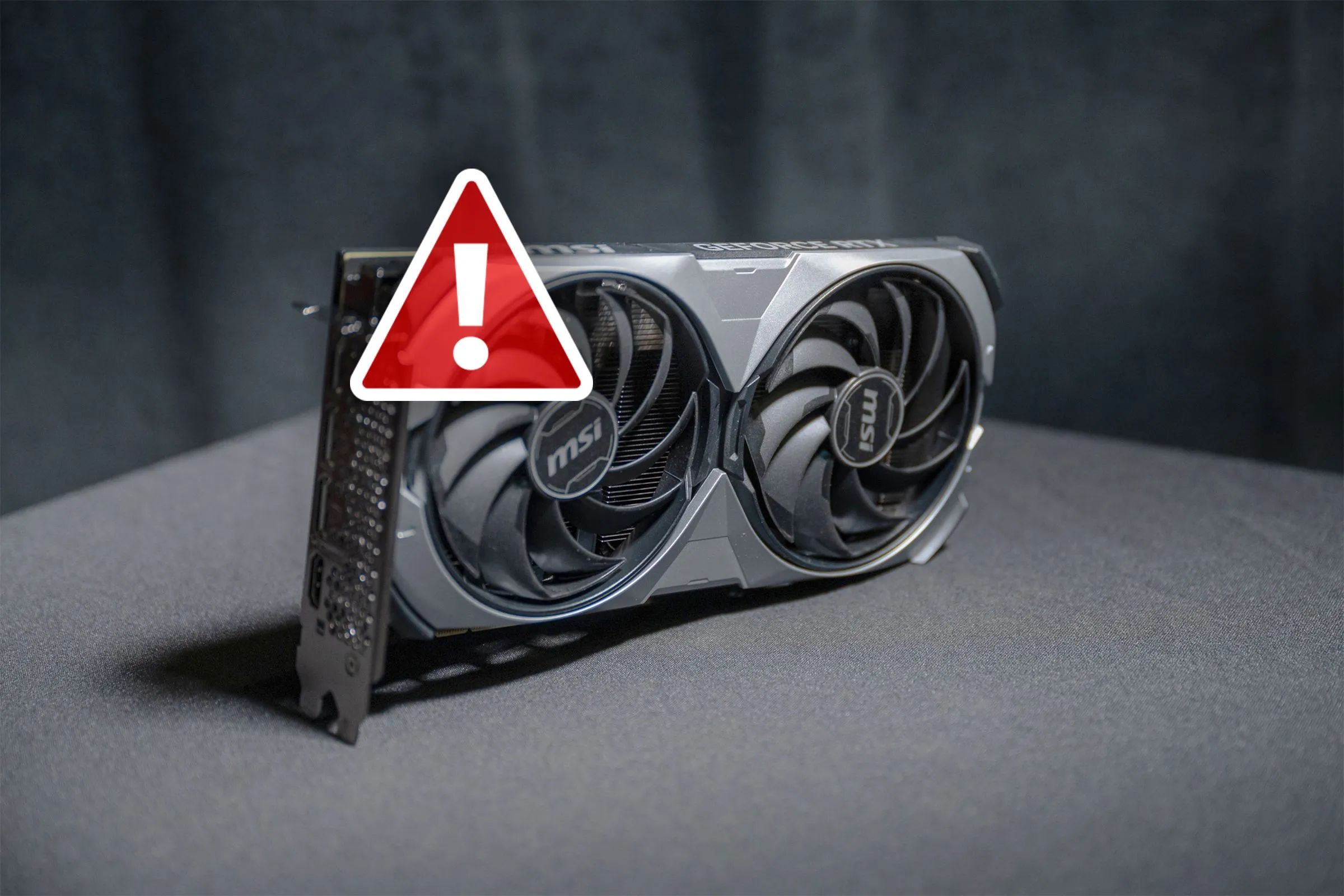 Card đồ họa GPU với biểu tượng cảnh báo nhiệt độ cao