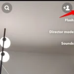 Chạm biểu tượng chuyển đổi camera để sử dụng camera sau trên Snapchat.