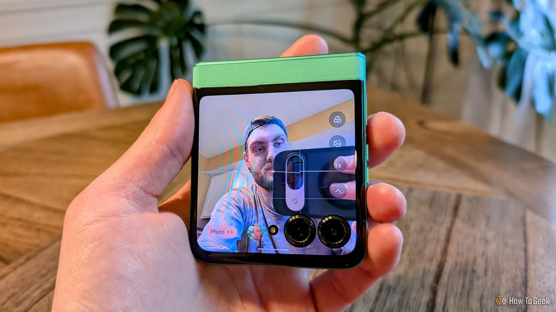 Chế độ xem trước camera trên màn hình phụ Cover Display của Razr 2025