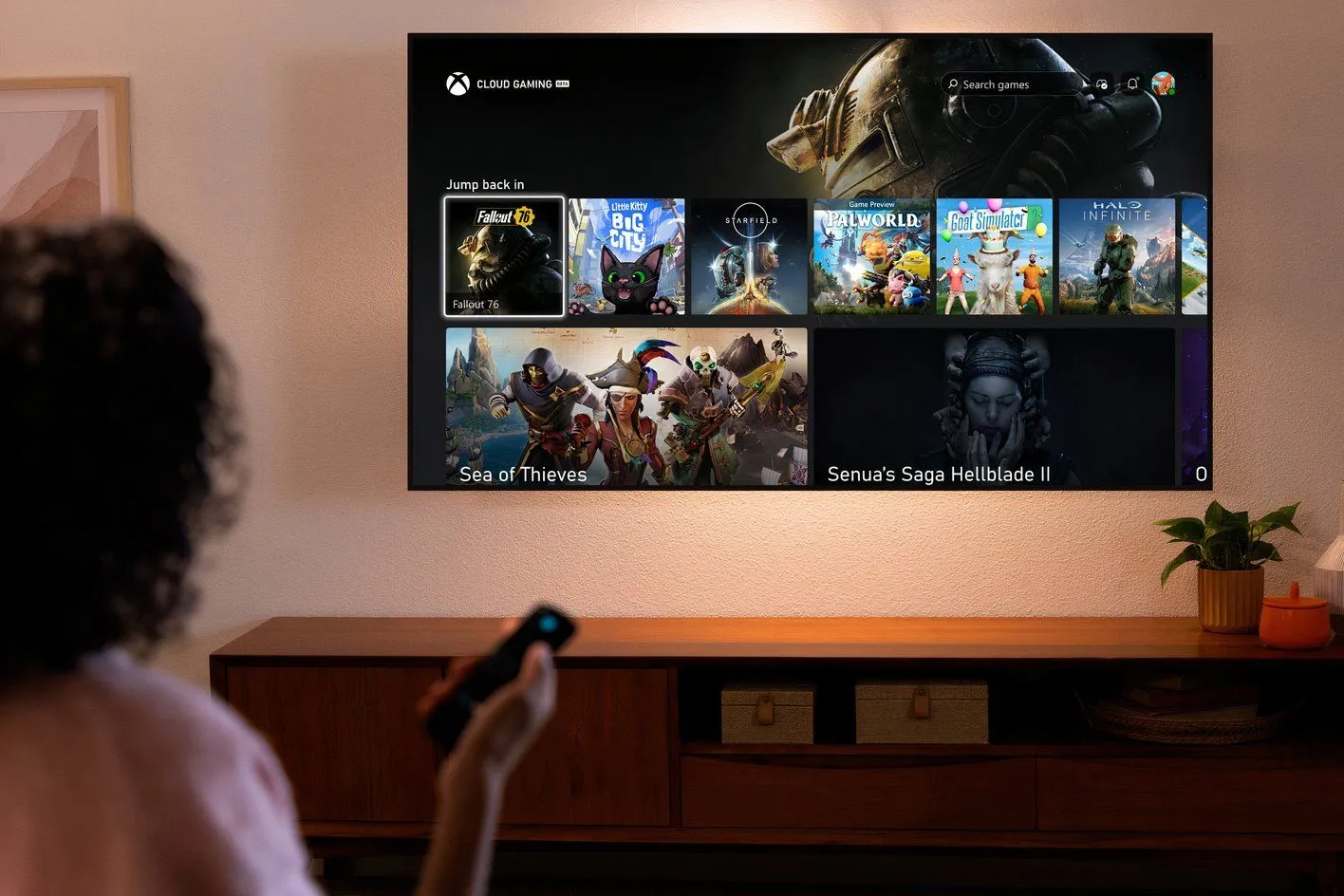 Chơi game Xbox Cloud Gaming trên TV thông minh: Minh họa cho chiến lược "Mọi thứ đều là Xbox" của Microsoft.