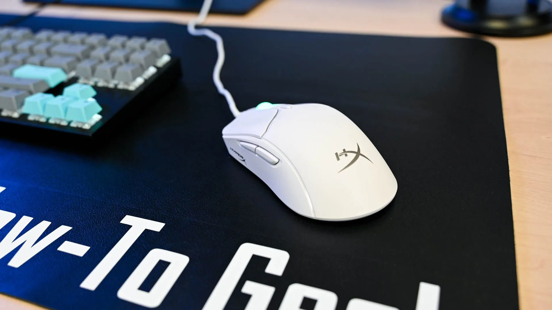 Chuột gaming HyperX Haste 2 trên tấm lót bàn