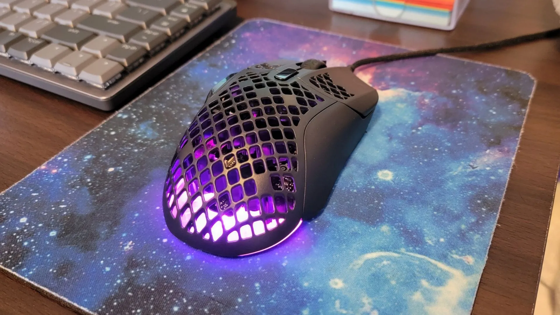 Chuột gaming SteelSeries Aerox 5 có dây trên bàn di chuột họa tiết thiên hà