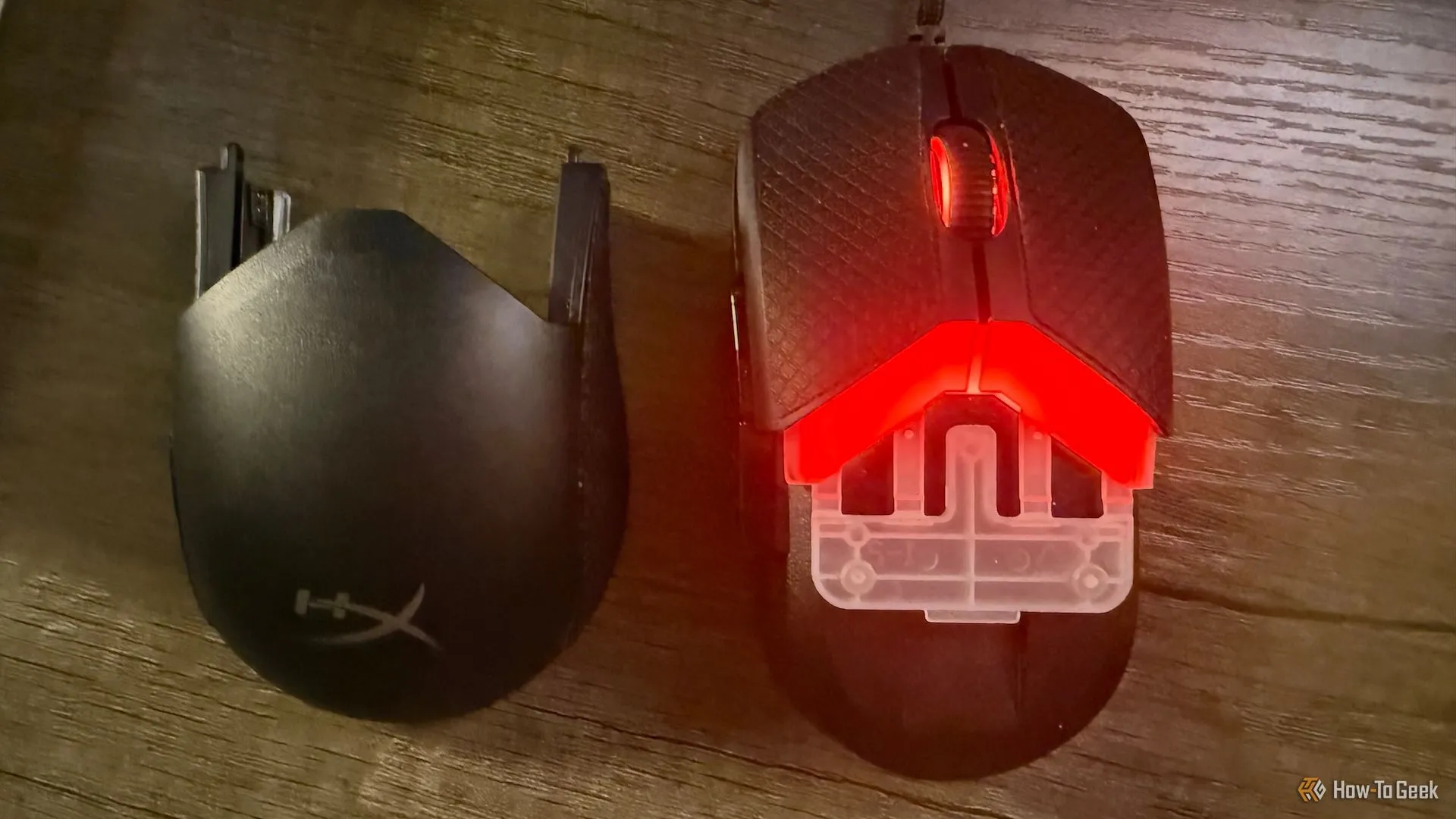 Chuột HyperX Pulsefire Saga đã tháo rời vỏ, phô bày thiết kế modular và các bộ phận có thể thay thế.