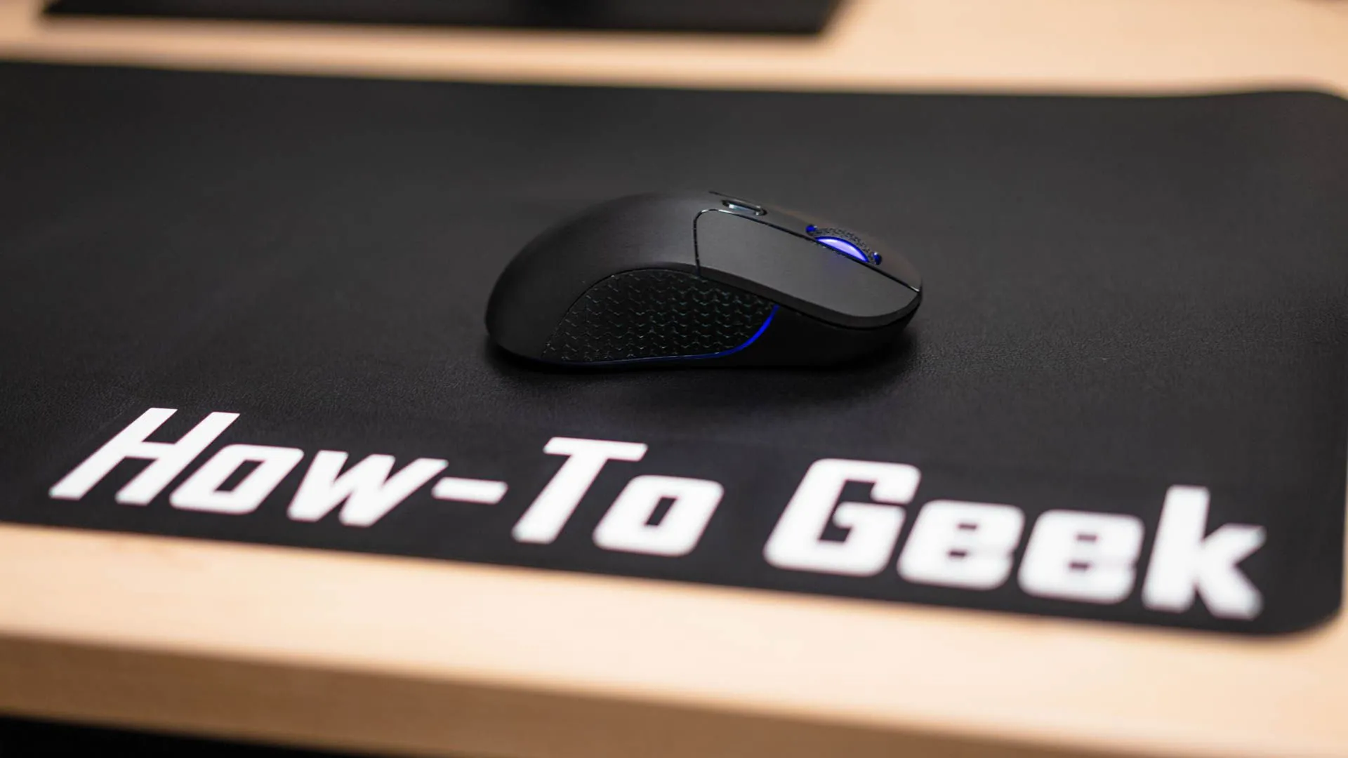 Chuột không dây Keychron M3 trên tấm lót bàn How-To Geek
