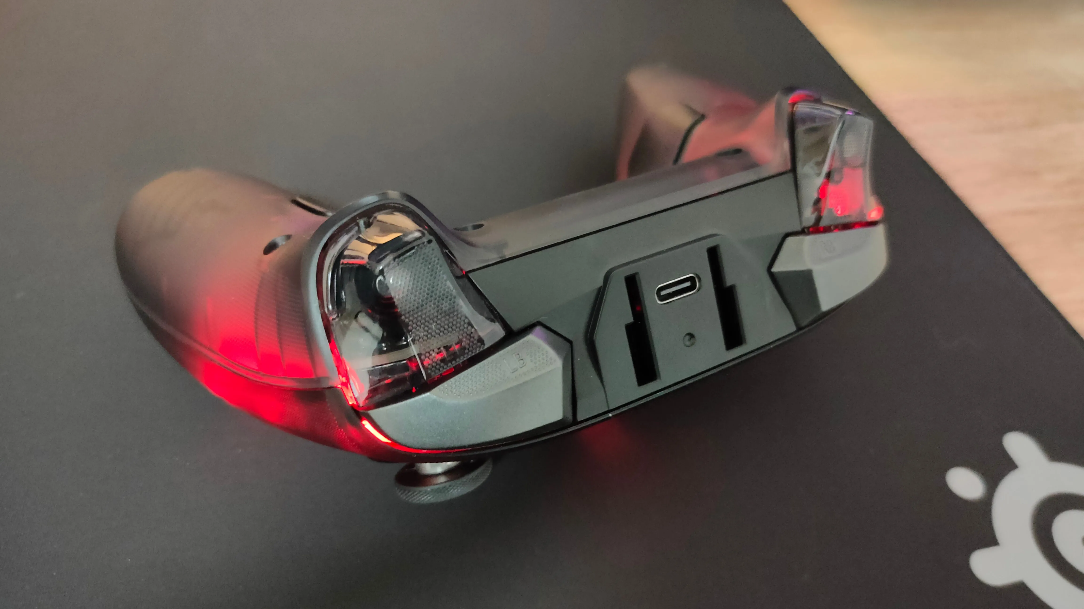 Cổng sạc USB-C tiện lợi trên tay cầm GameSir Cyclone 2, hỗ trợ sạc nhanh và kết nối có dây.