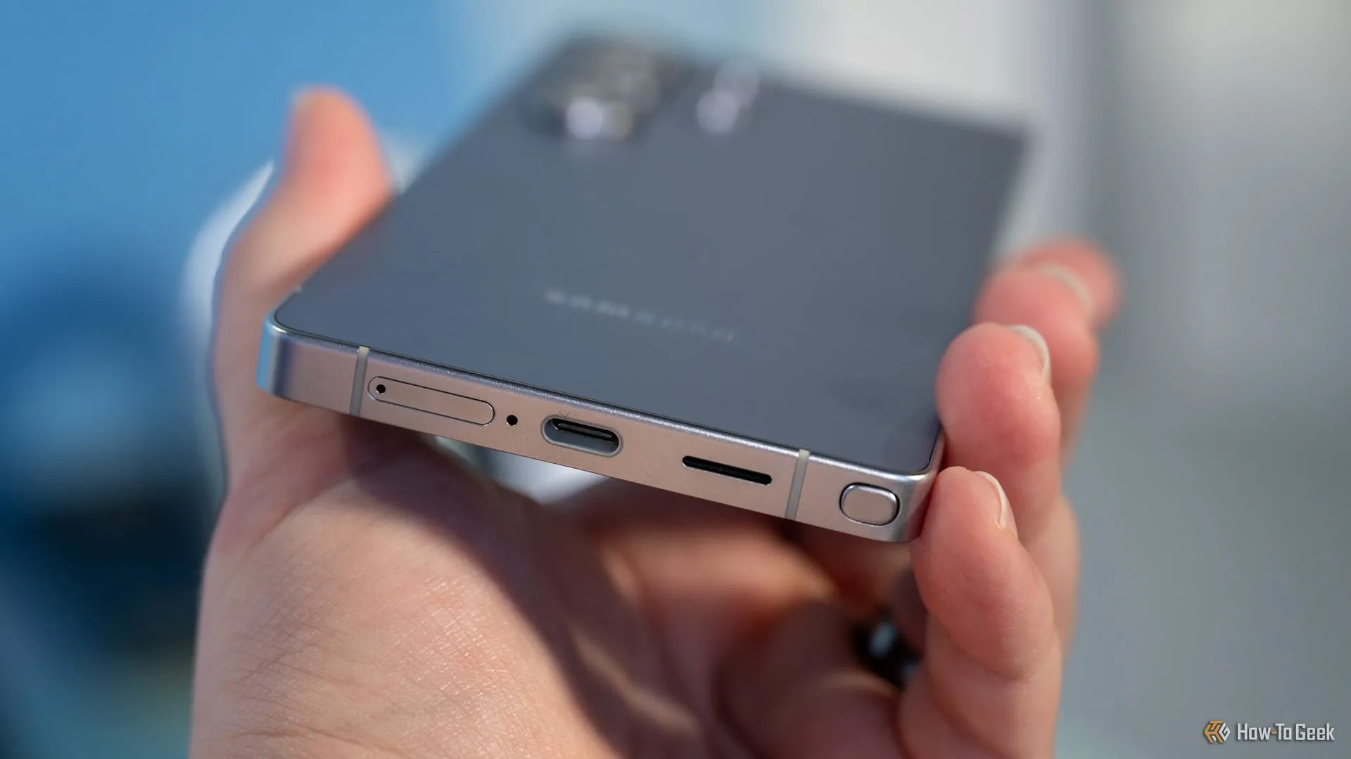 Cổng USB-C, khe cắm SIM và S Pen ở cạnh dưới của Samsung Galaxy S25 Ultra