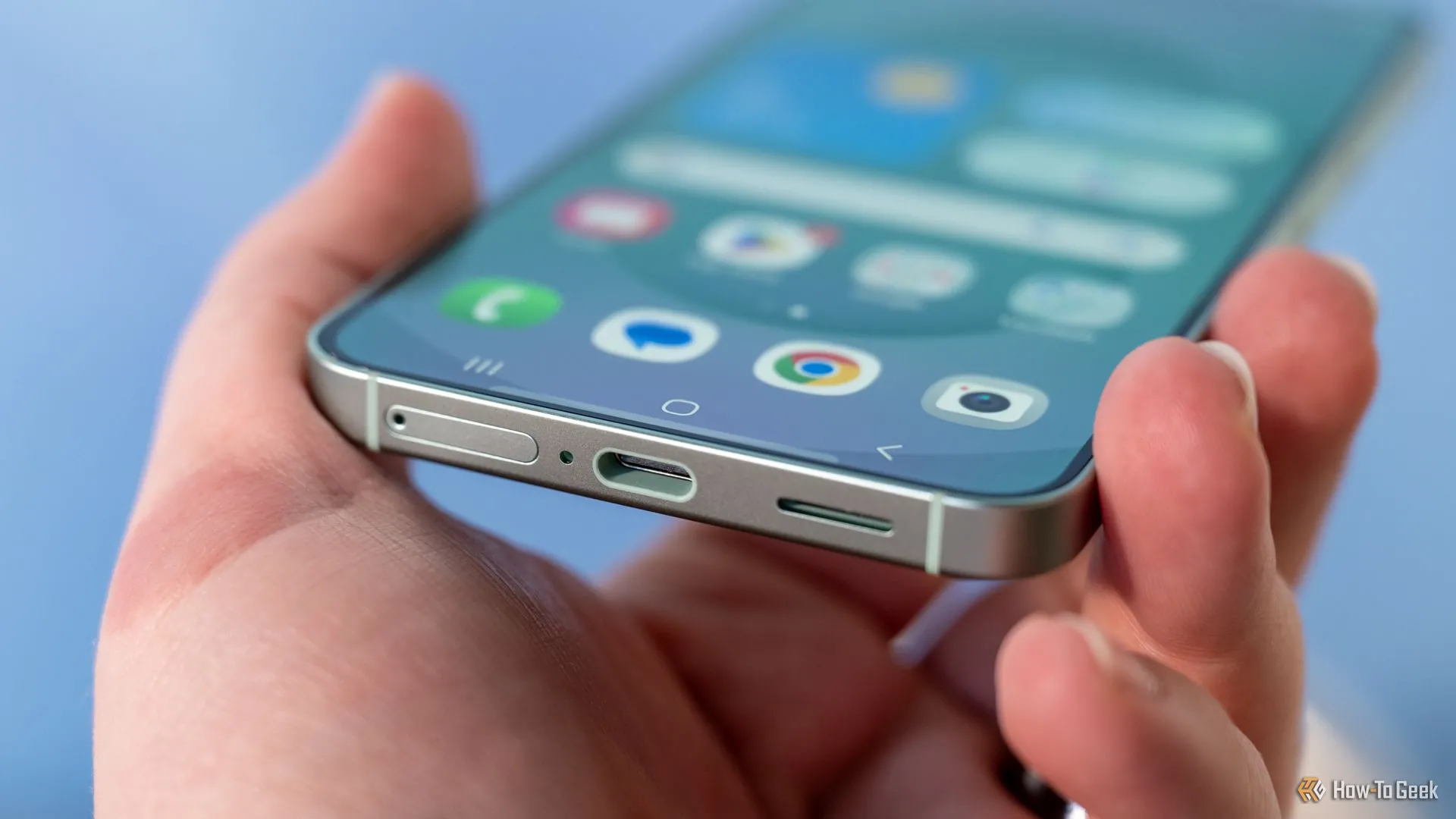 Cổng USB-C và khe cắm SIM ở cạnh dưới điện thoại Samsung Galaxy S25