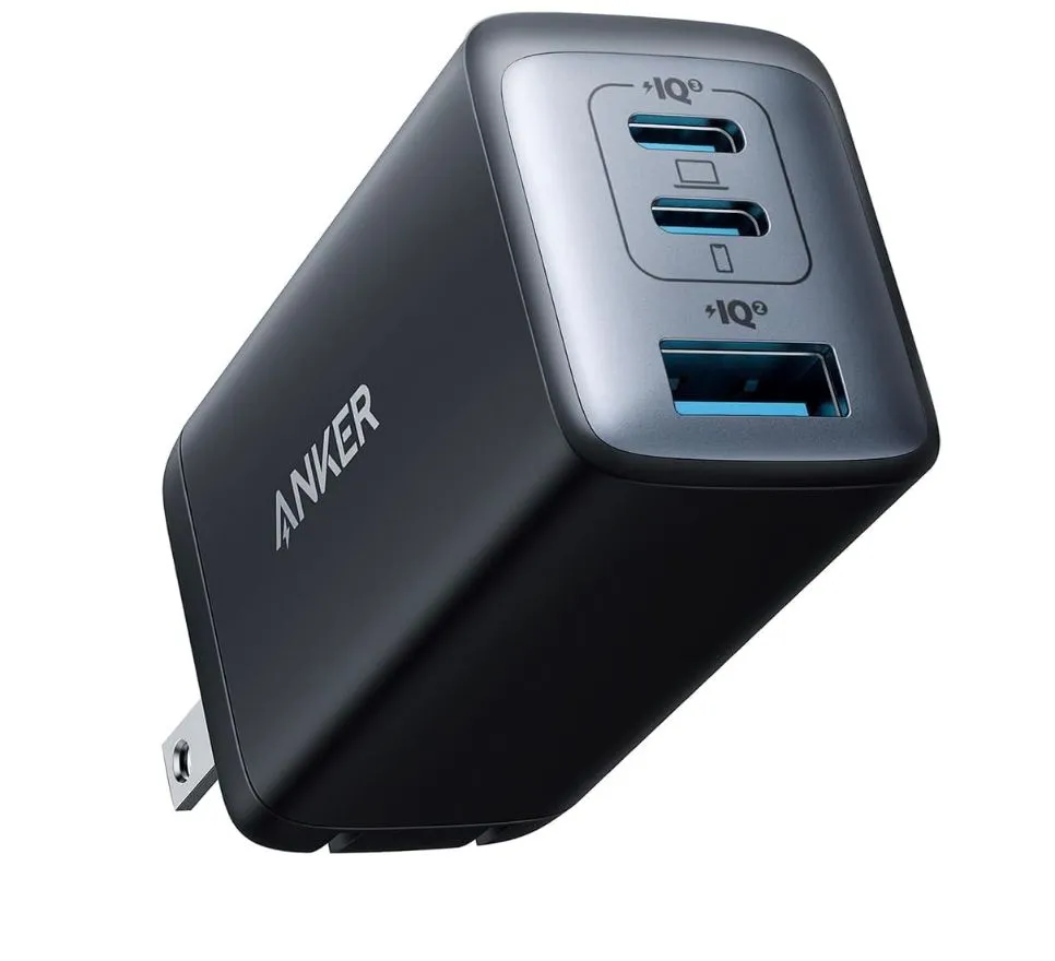Củ sạc Anker Nano 65W với ba cổng USB và chân cắm gập