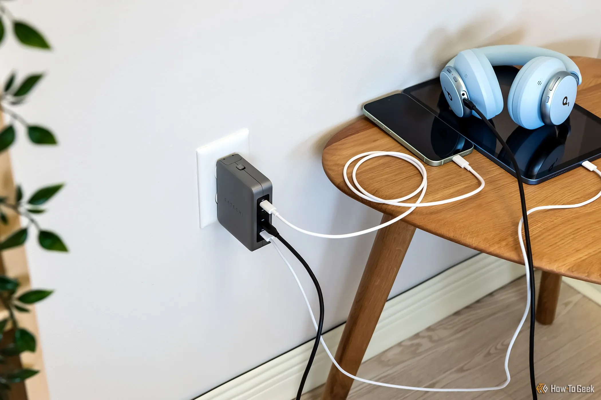 Củ sạc du lịch Satechi 145W USB-C 4 cổng GaN đang sạc cùng lúc nhiều thiết bị
