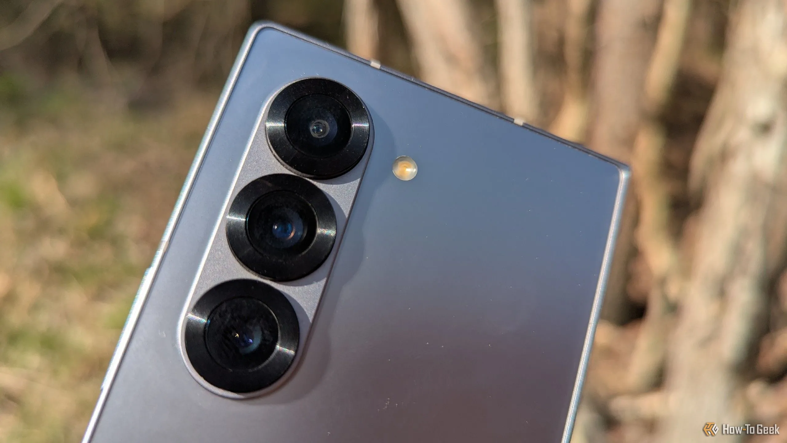 Cụm ba camera sau của điện thoại gập Samsung Galaxy Z Fold 6